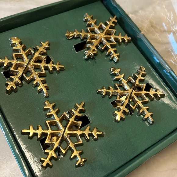 Napkin Rings: Set of 4 Gold-tone Snowflakes, NEW - Picture 3 of 4